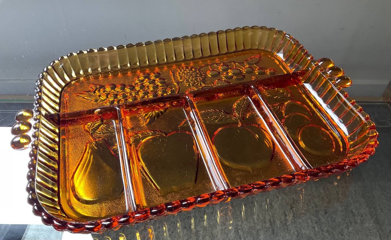 Plateau vintage en verre moulé ambré