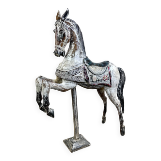 Cheval de manège en bois sculpté et patiné