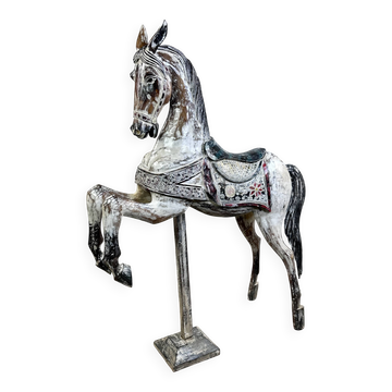 Cheval de manège en bois sculpté et patiné