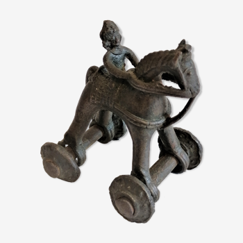 Jouet d'enfant cheval à roulettes en bronze objet ethnique.