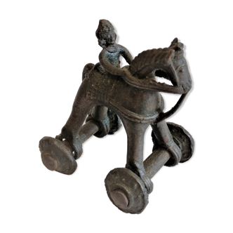 Jouet d'enfant cheval à roulettes en bronze objet ethnique.