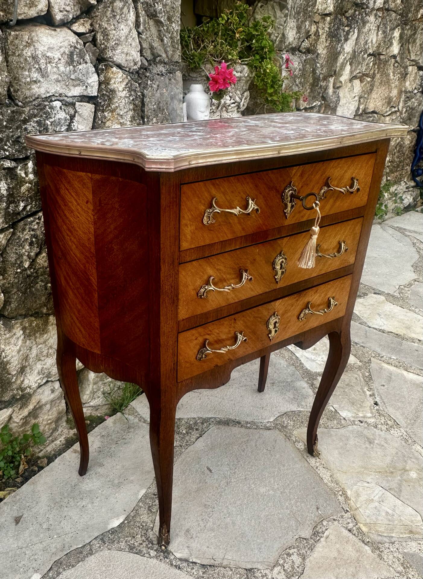 Charming small chest of drawers in precious wood marquetry.