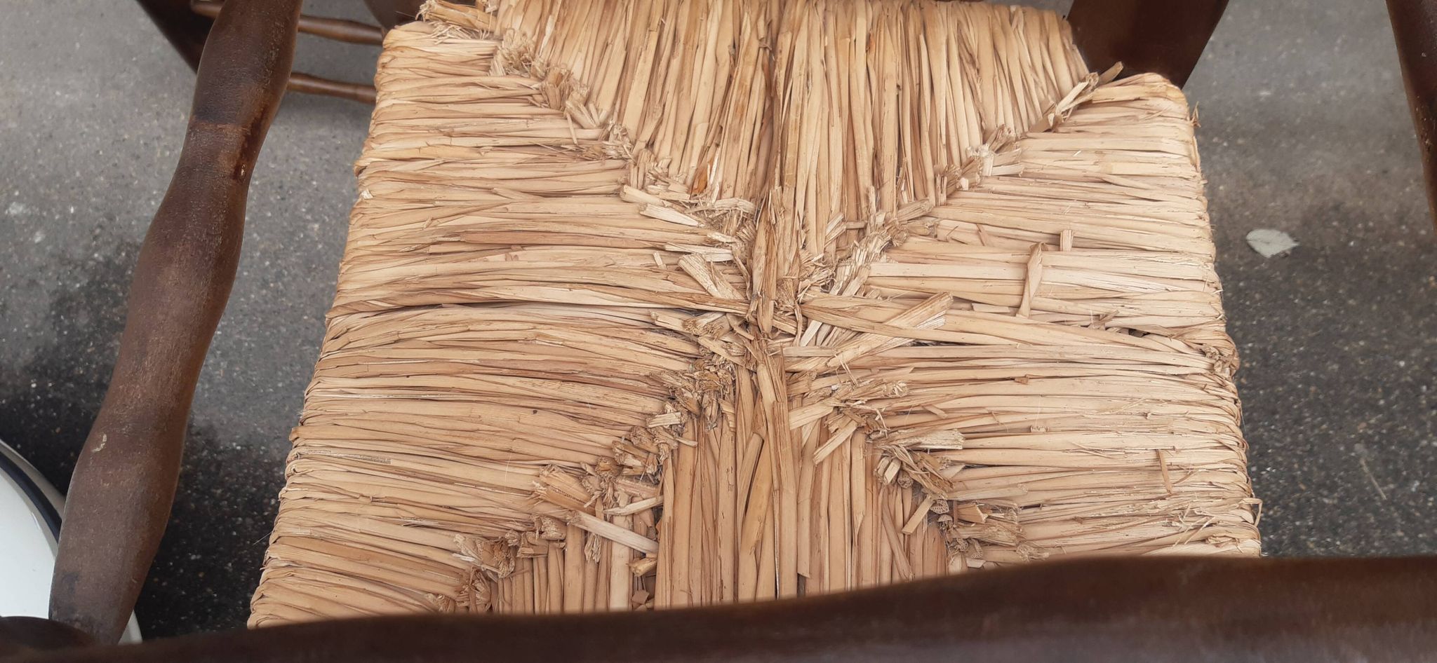 4 chaises brutalistes en bois tourné et paille