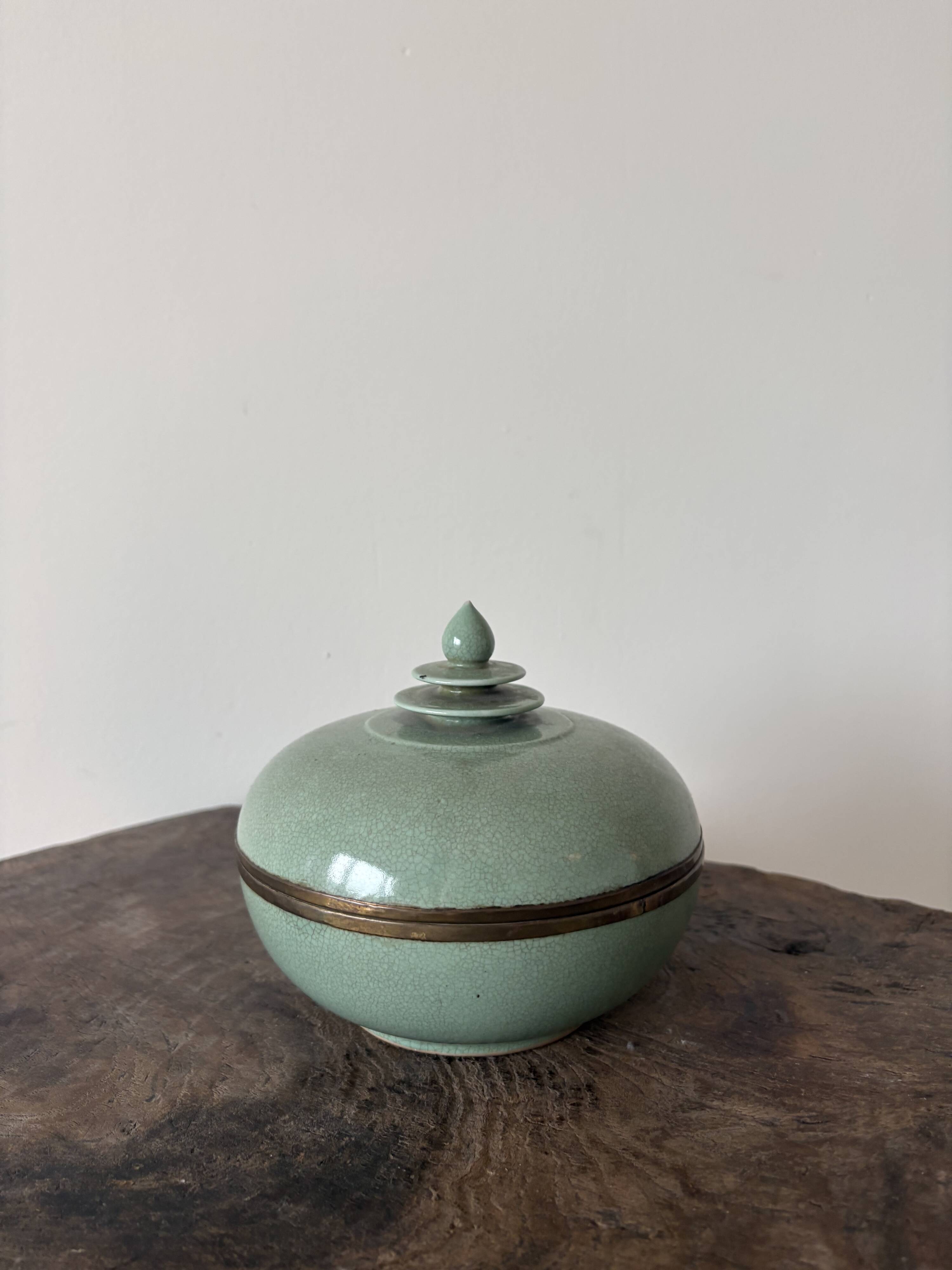 Mooie oude jade achtige blauwe groene keramische pot