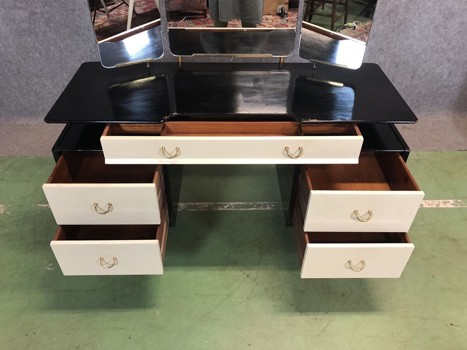 Hairdresser G Plan 70s - black and white patina