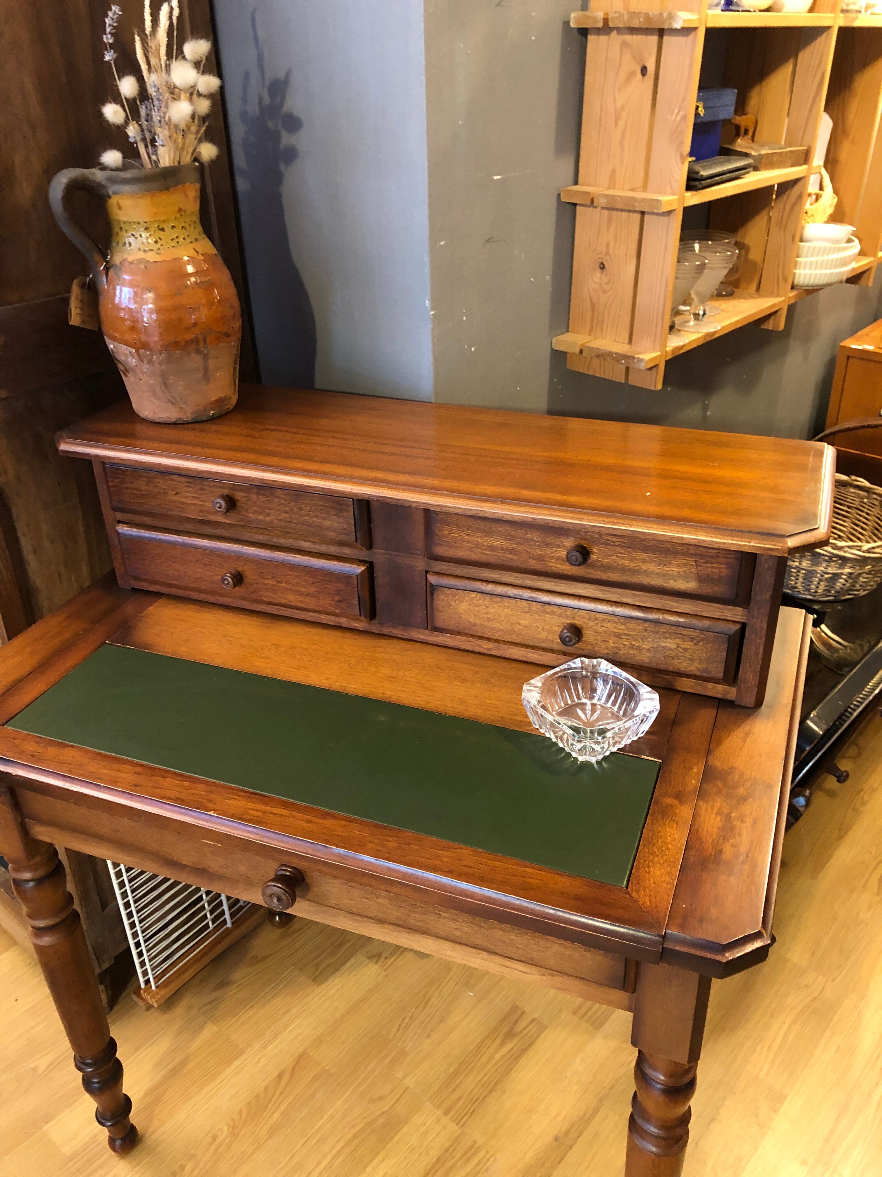 Louis Philippe office with financial