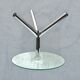 Table d’appoint tripode moderniste en verre trempé et métal chromé
