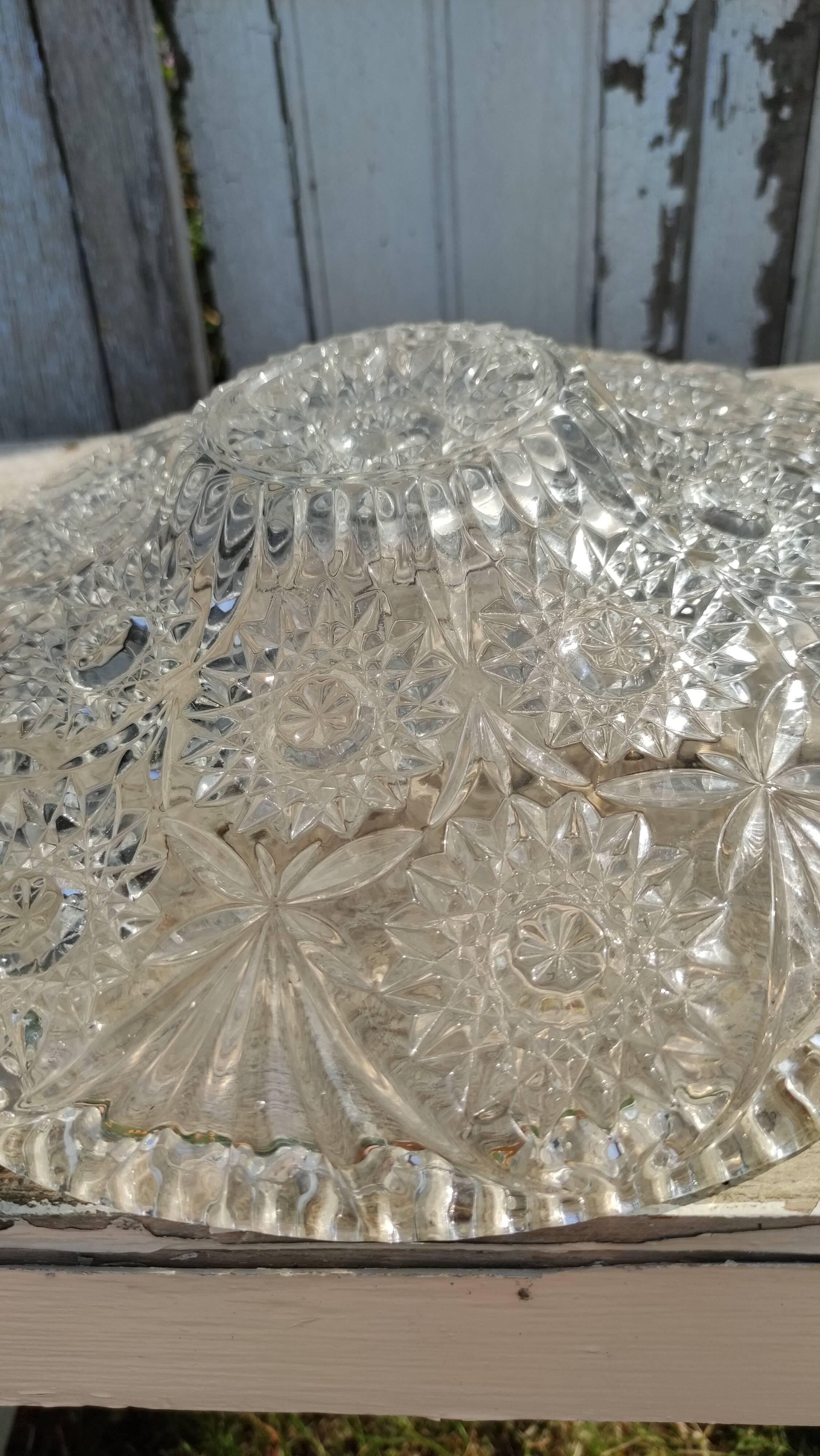 Presentation dish in cut crystal