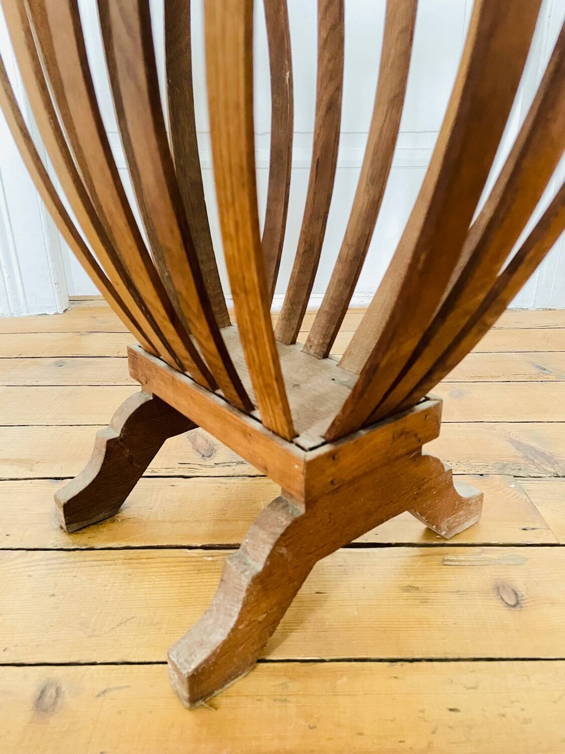 Sewing rack, old basket for balls of wool