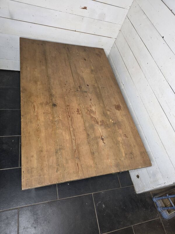 Table basse ancienne, pieds en chêne dessus en sapin.