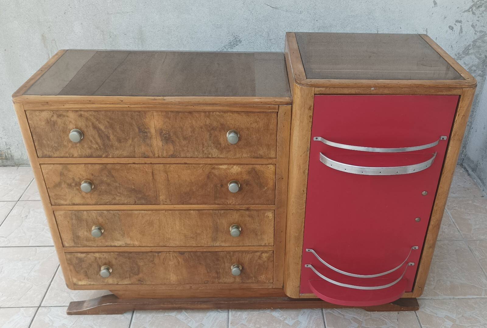 Art Deco buffet bar in walnut burl.