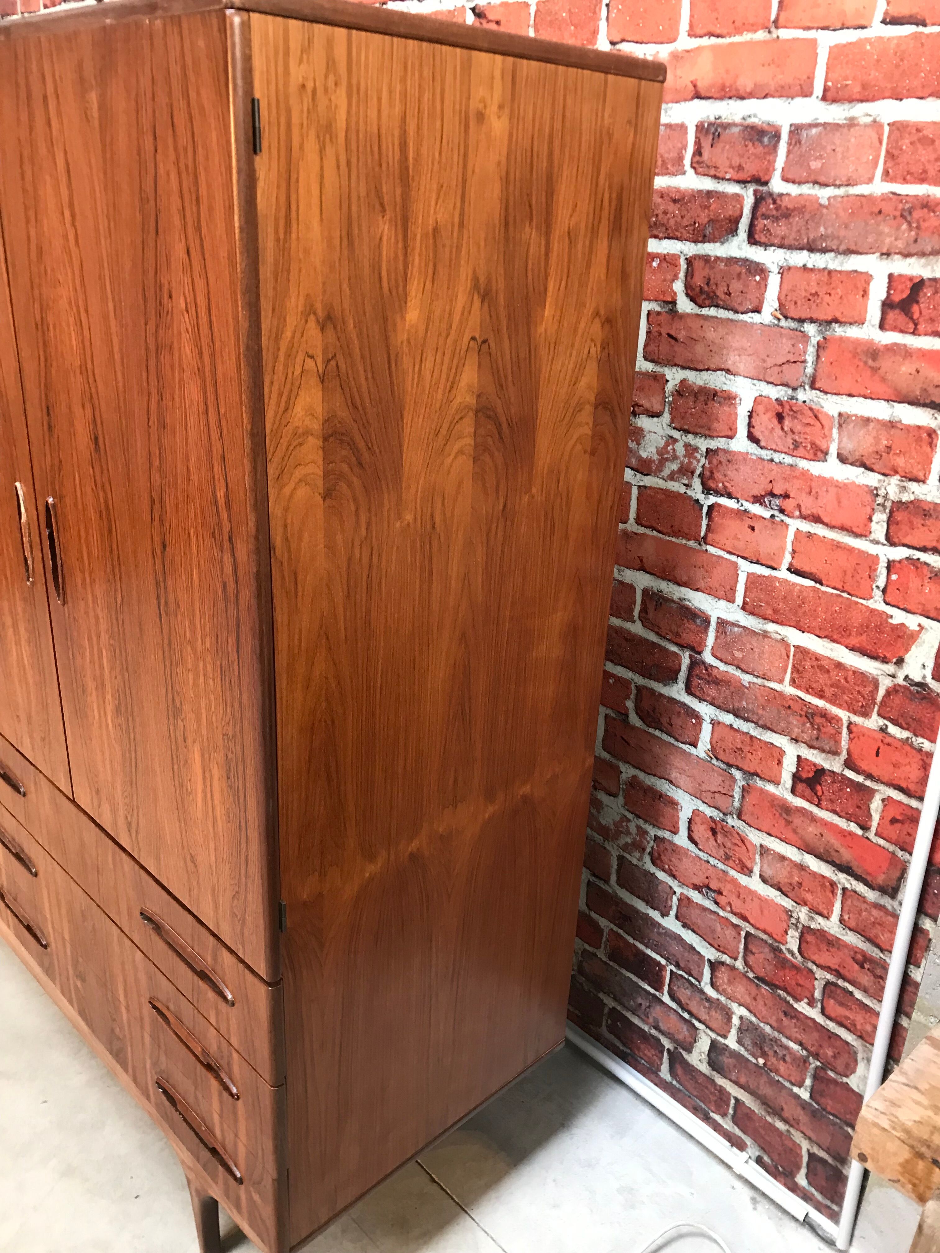 Commode penderie en placage palissandre de rio