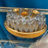 Pique fleurs ovale verre moulé doré XXe