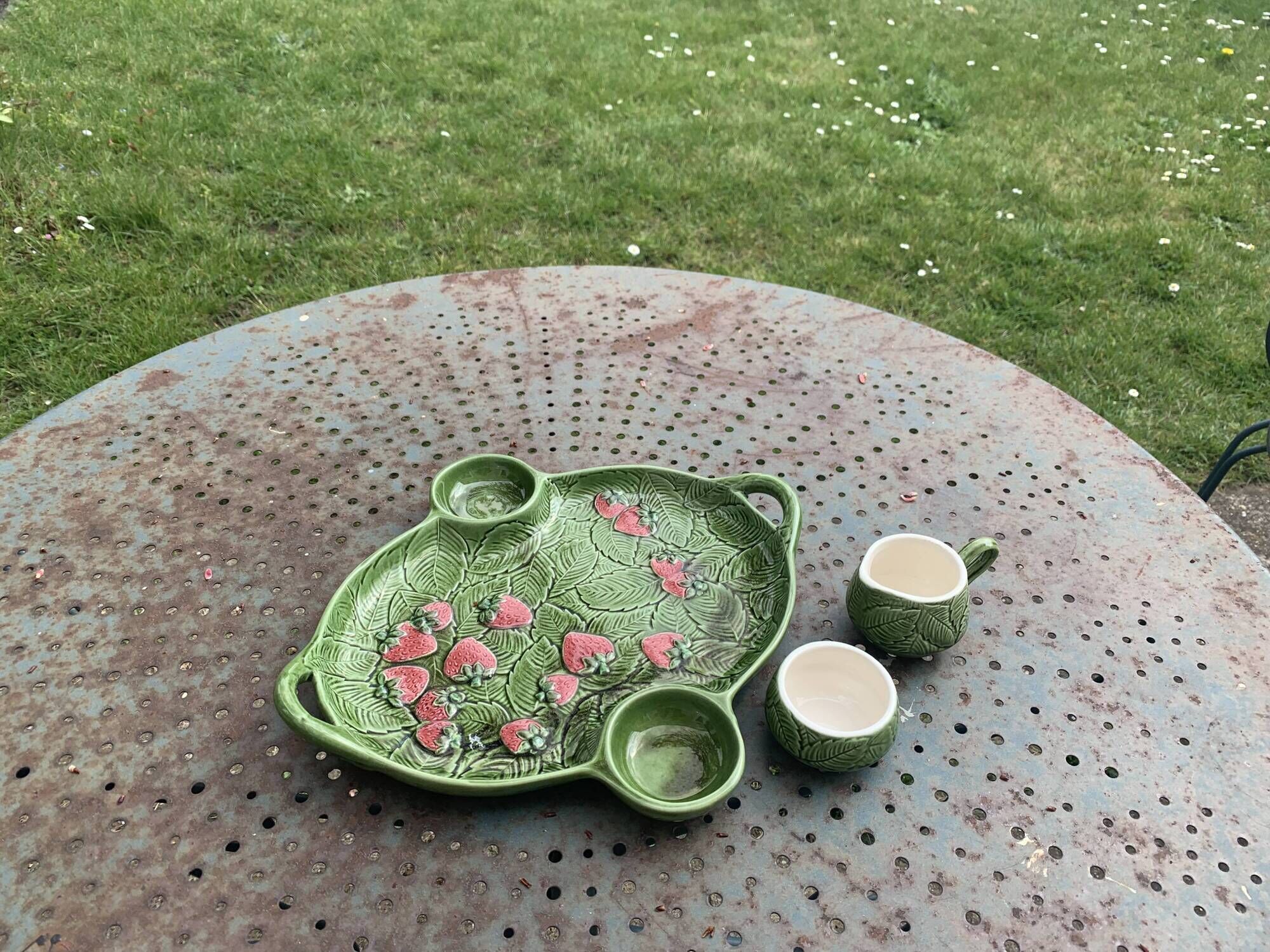 Slurry dish for red fruits, cream pot and vintage sugar bowl