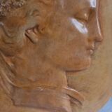Médaillon en plâtre , haut relief, patine ocre jaune, représentant la divinité agraire romaine Flore