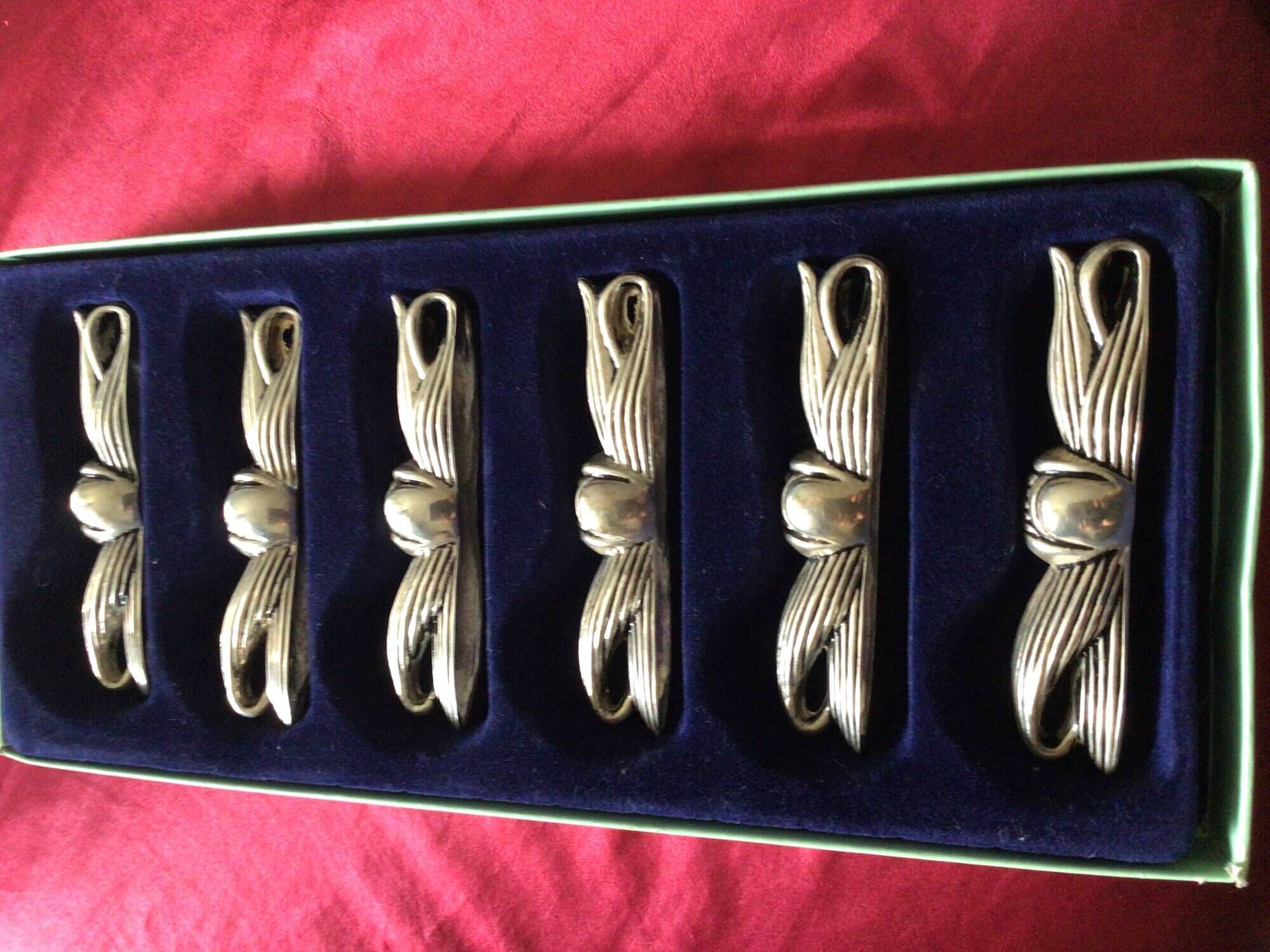 Knife holder with bow pattern