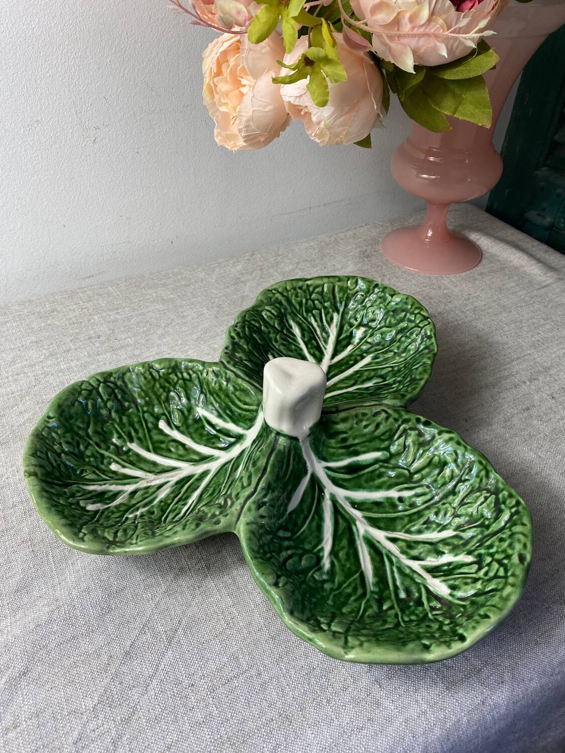Cabbage leaf serving dish in majolica