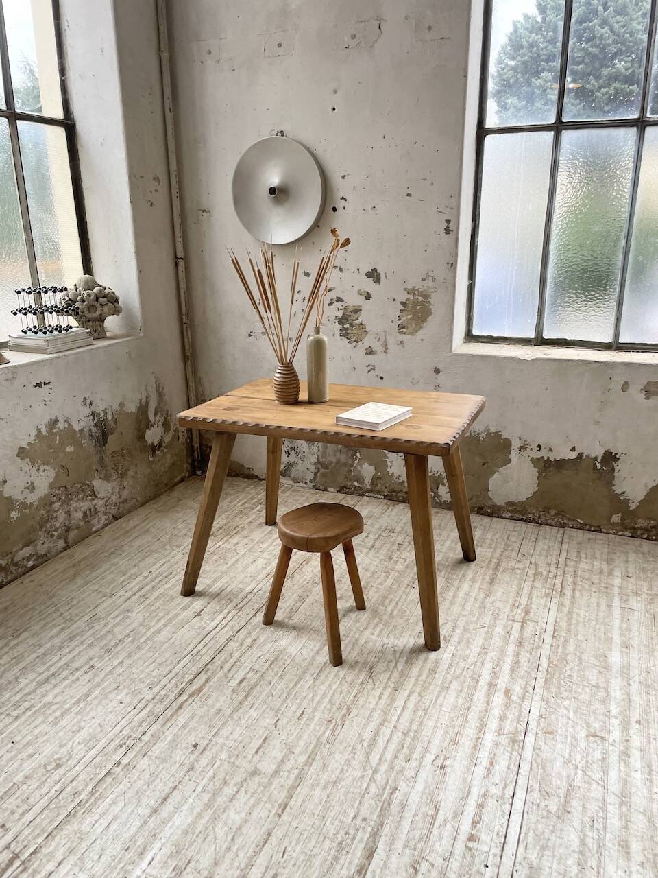 Table brutaliste savoyarde en chêne