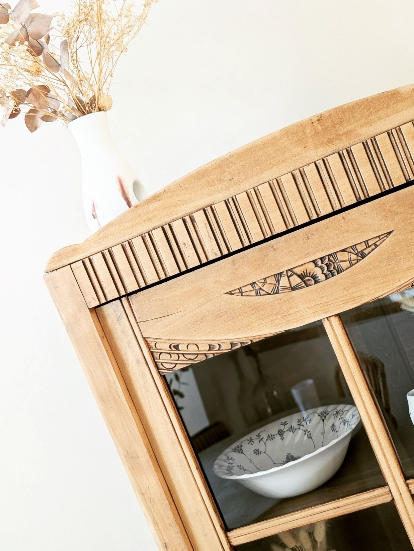 Armoire bonnetière Art Déco vitrée