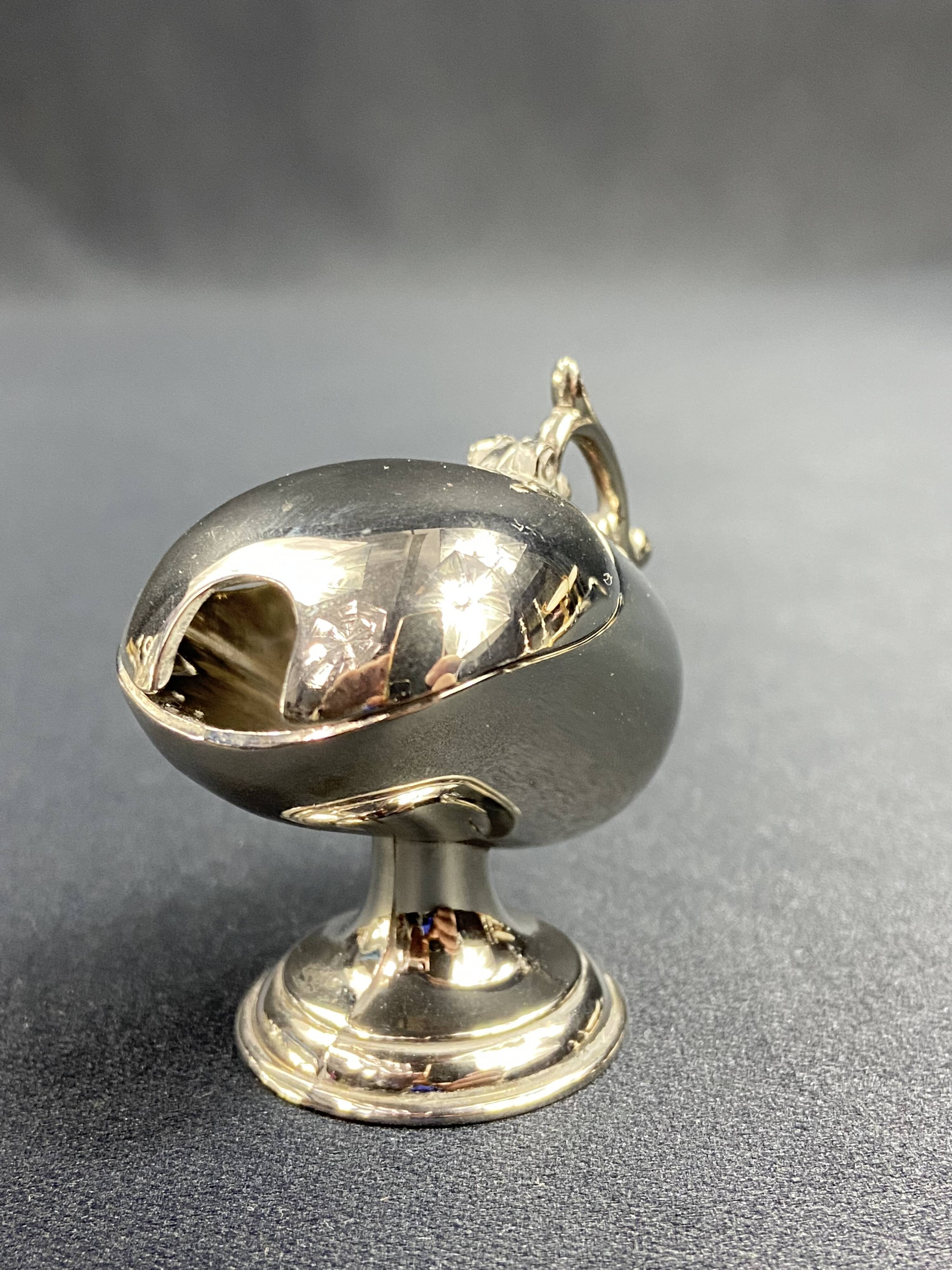 Individual ashtray with metal clasp