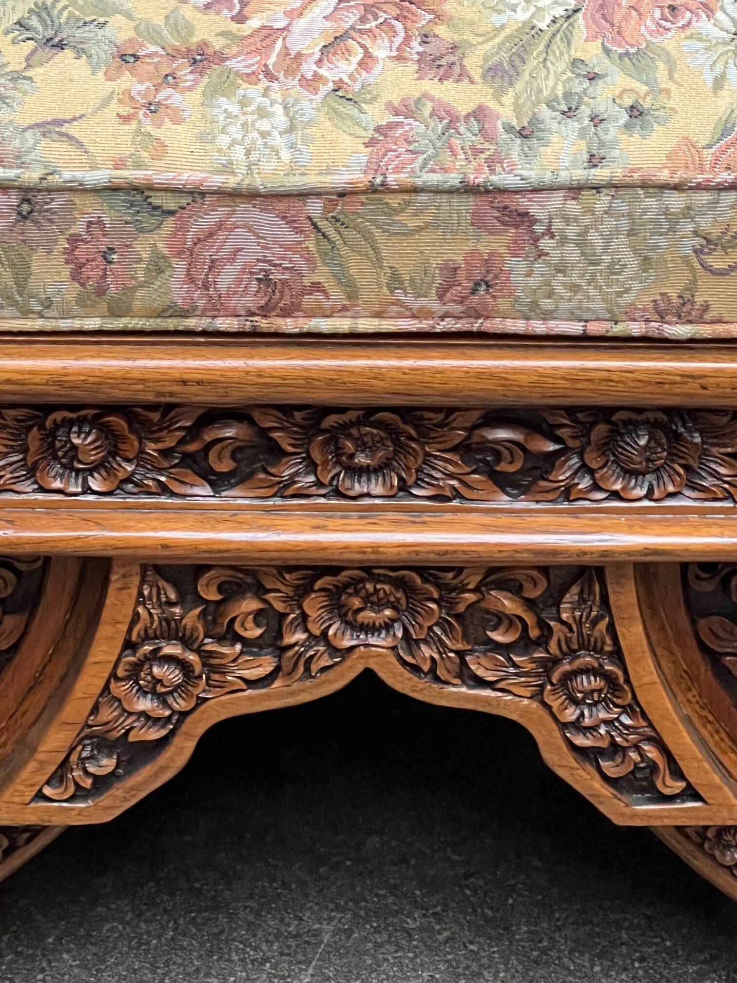 Paire de fauteuils bois, sculpté à la main