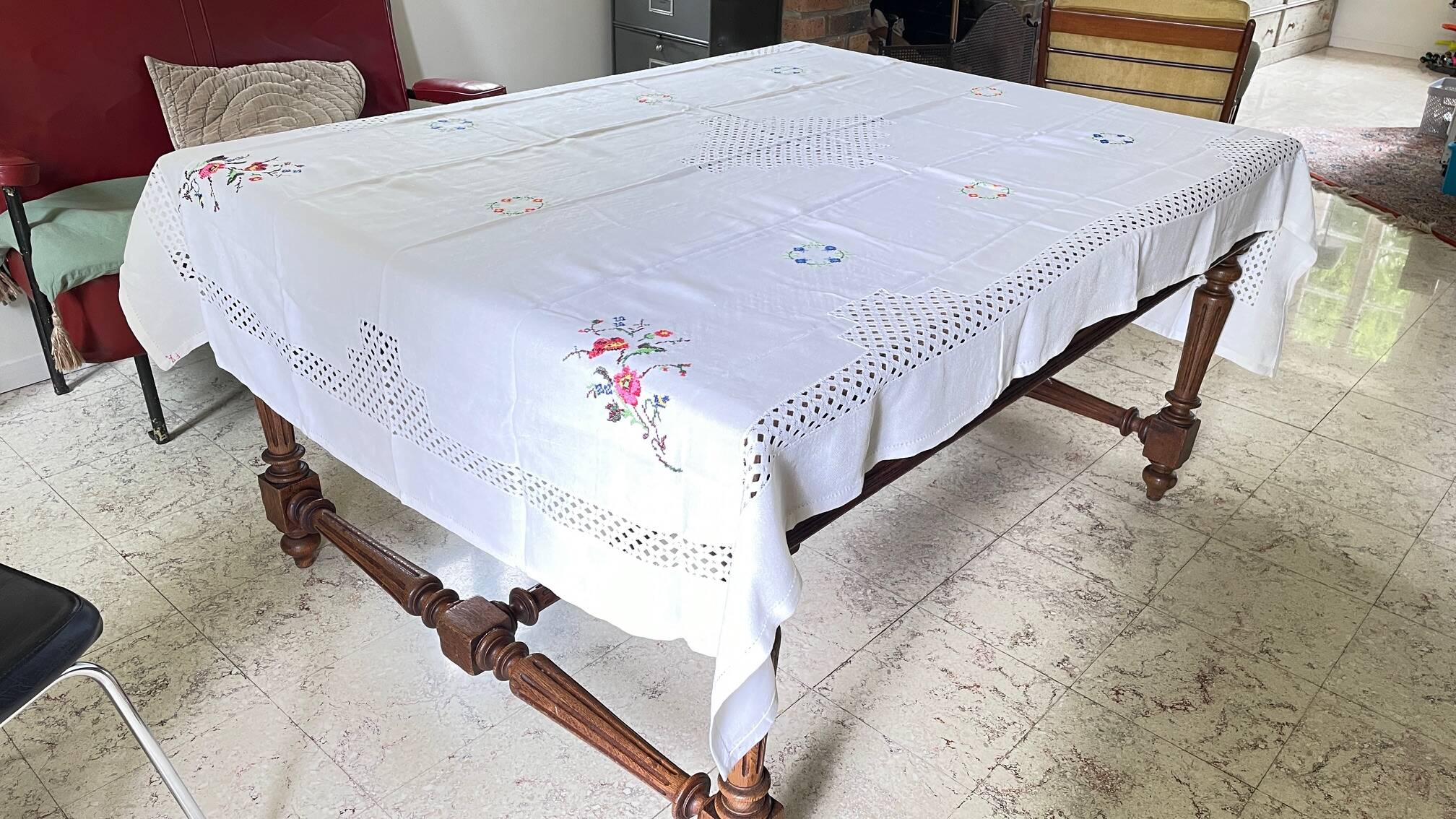 Embroidered tablecloth and 12 vintage napkins