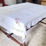 Embroidered tablecloth and 12 vintage napkins