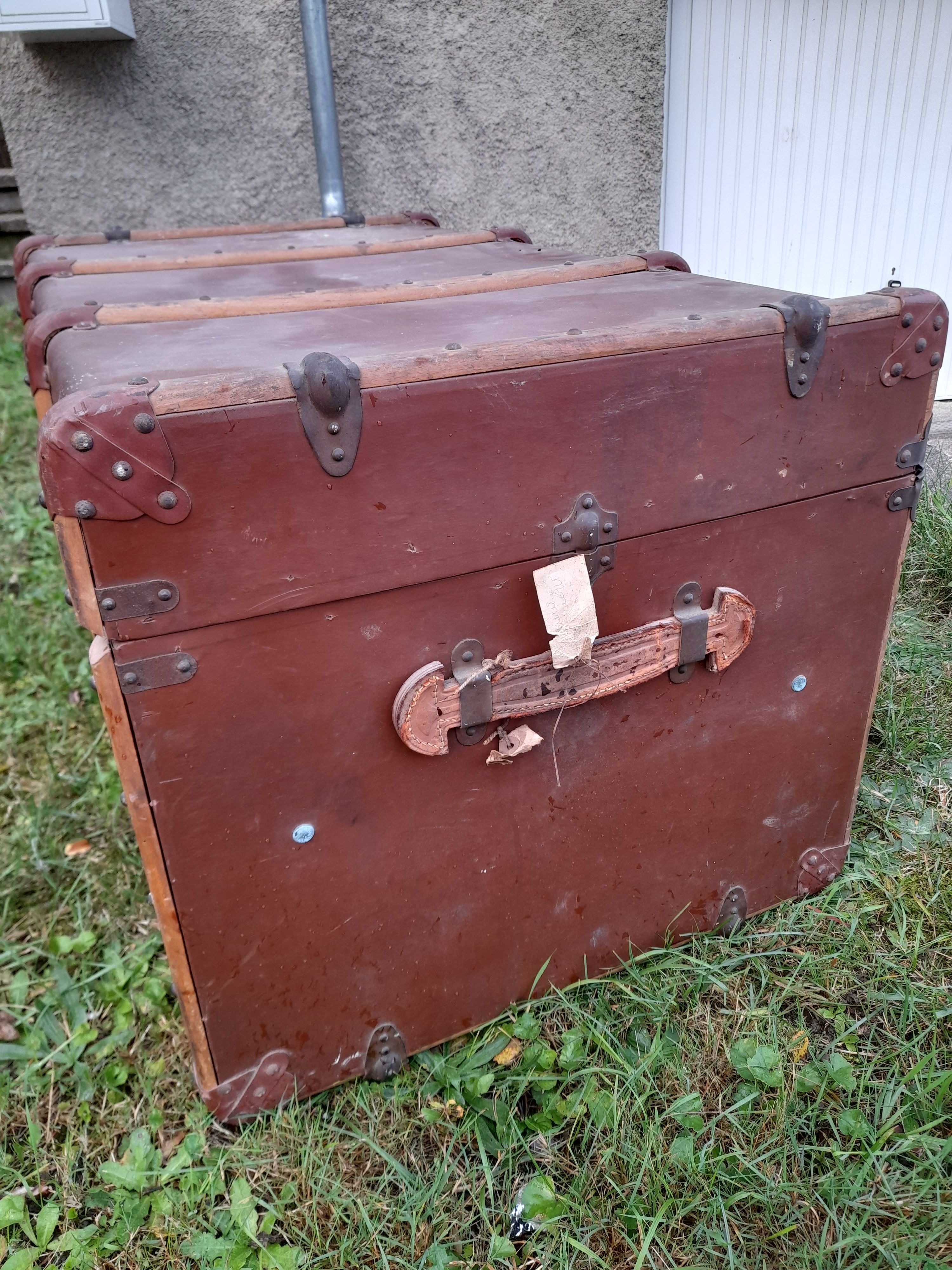 Old mail trunk in zinc