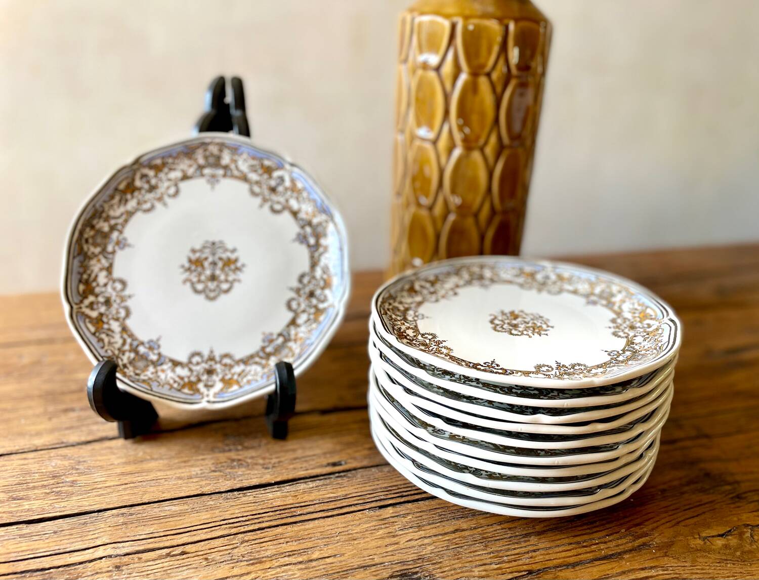 11 vintage Gien earthenware plates