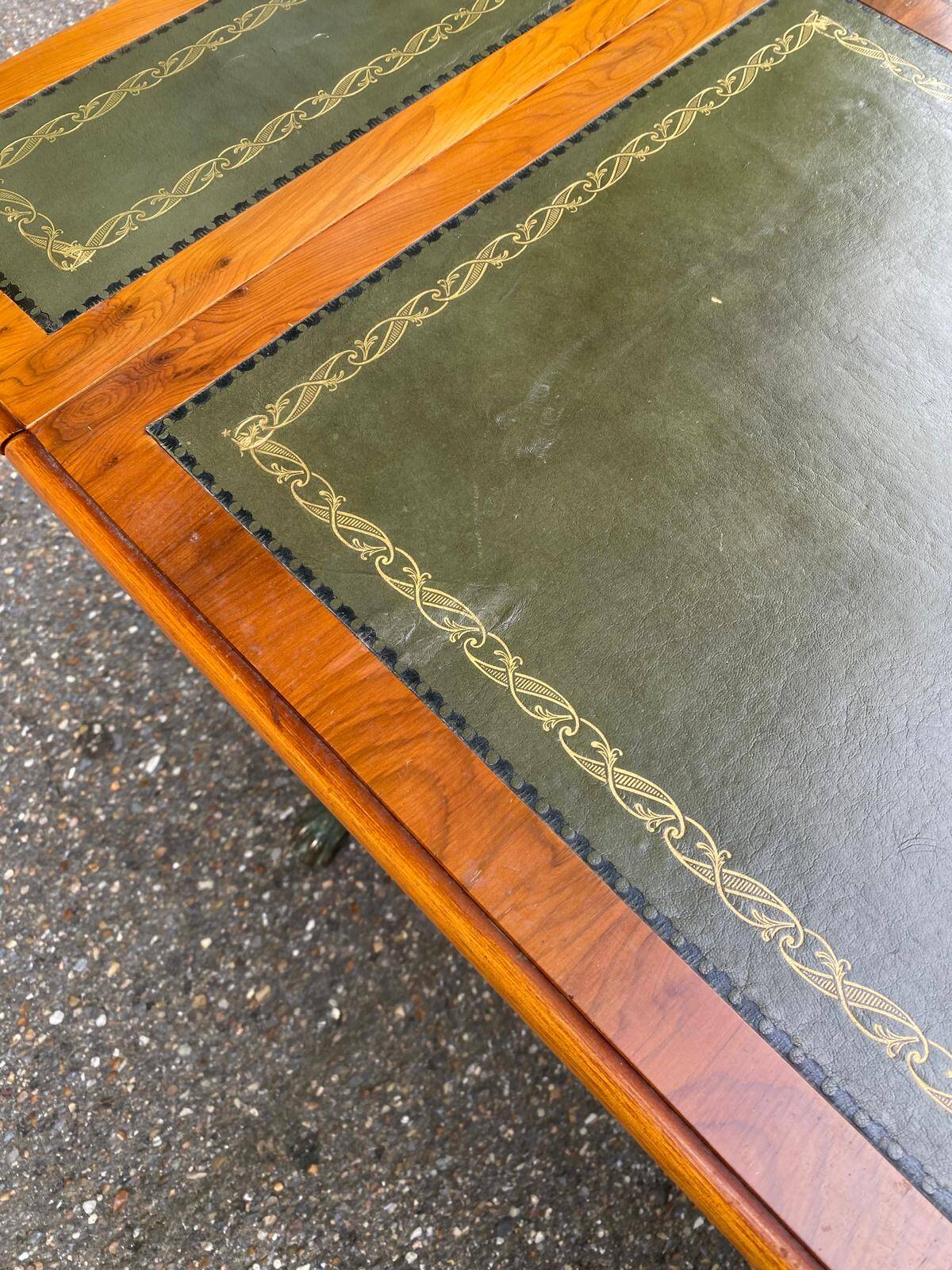 Victorian extendable coffee table in solid mahogany wood and green leather