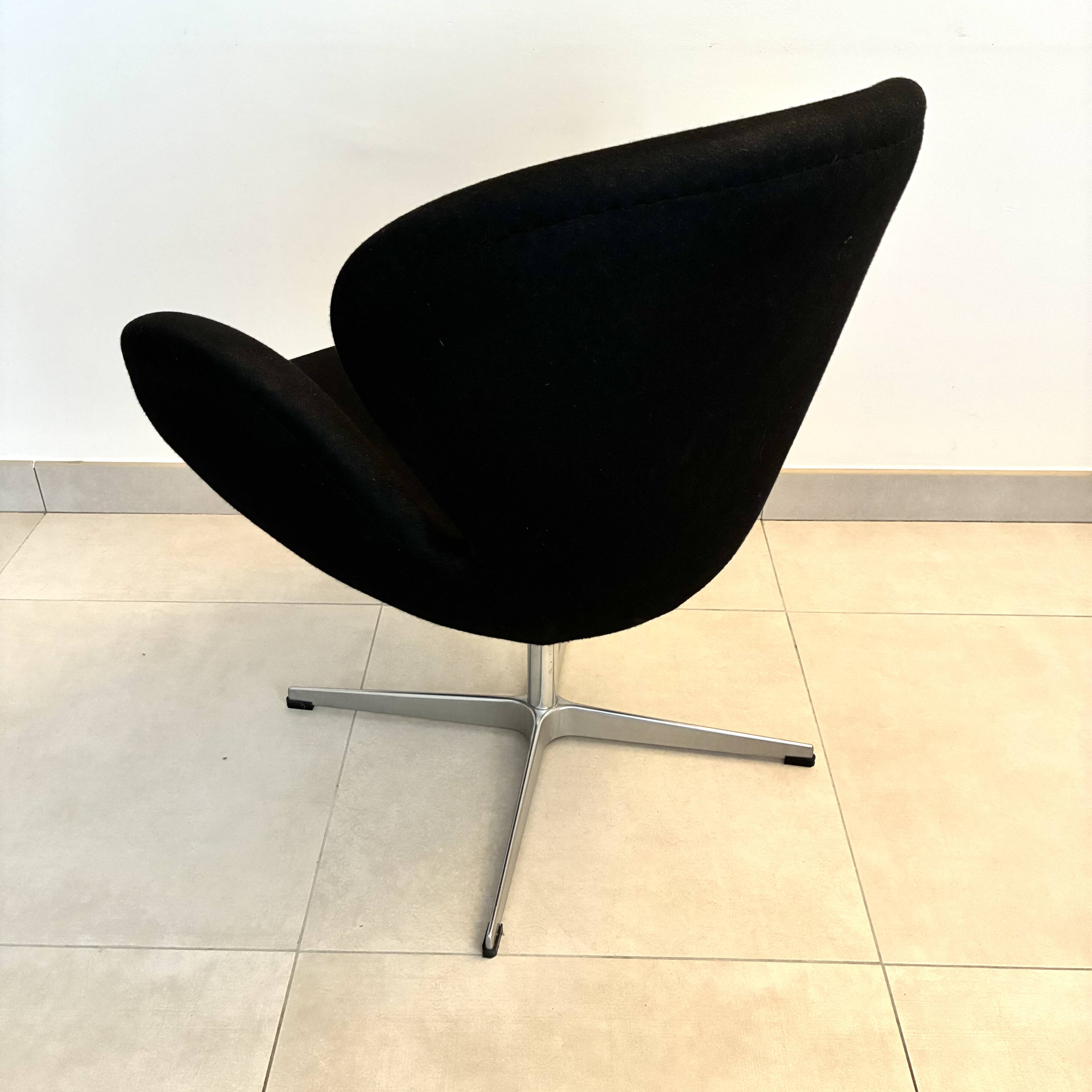 Fauteuil Pivotant Noir Style "Swan"
