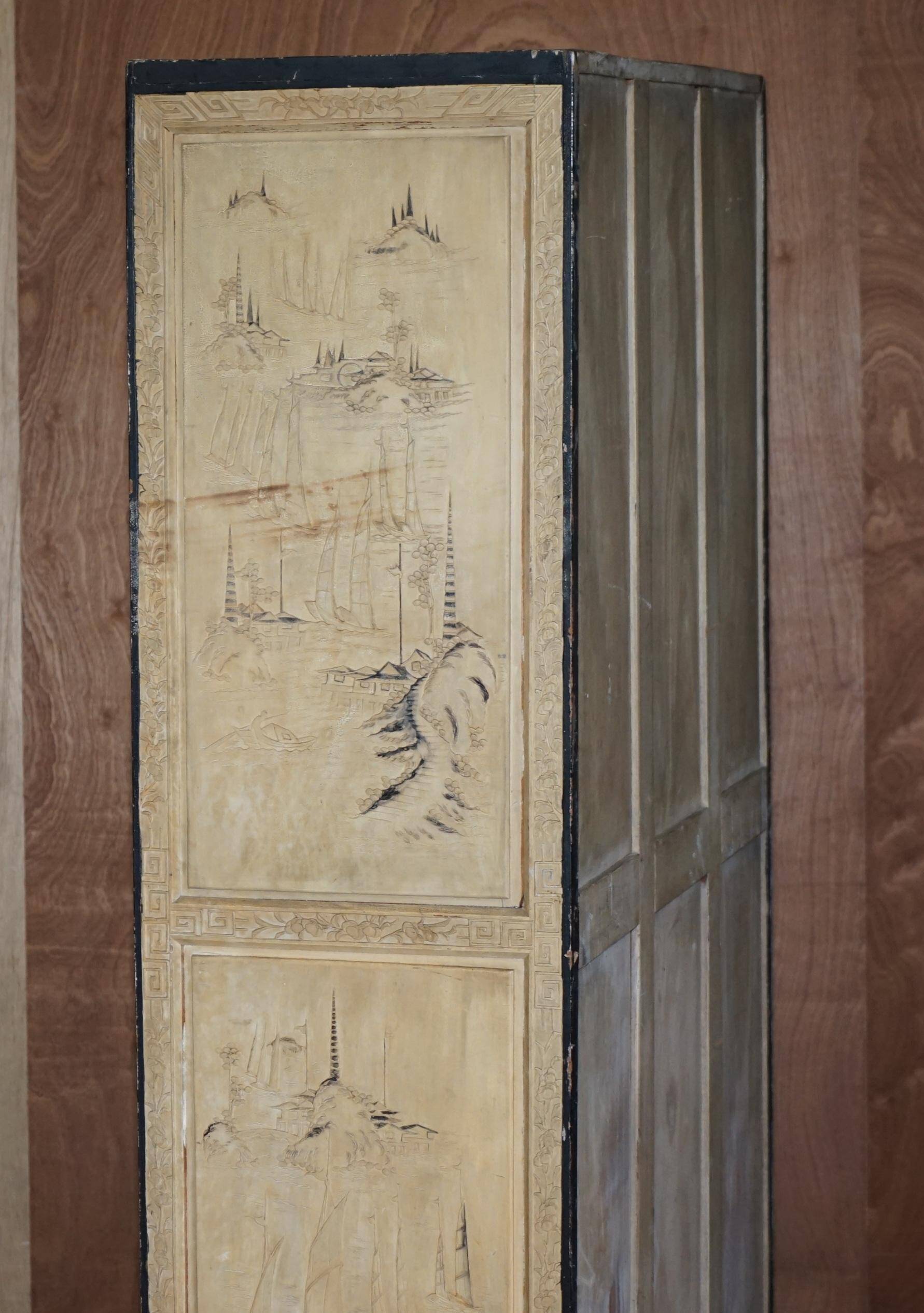 Armoire orientale chinoise en bois de camphre sculptée années 1920