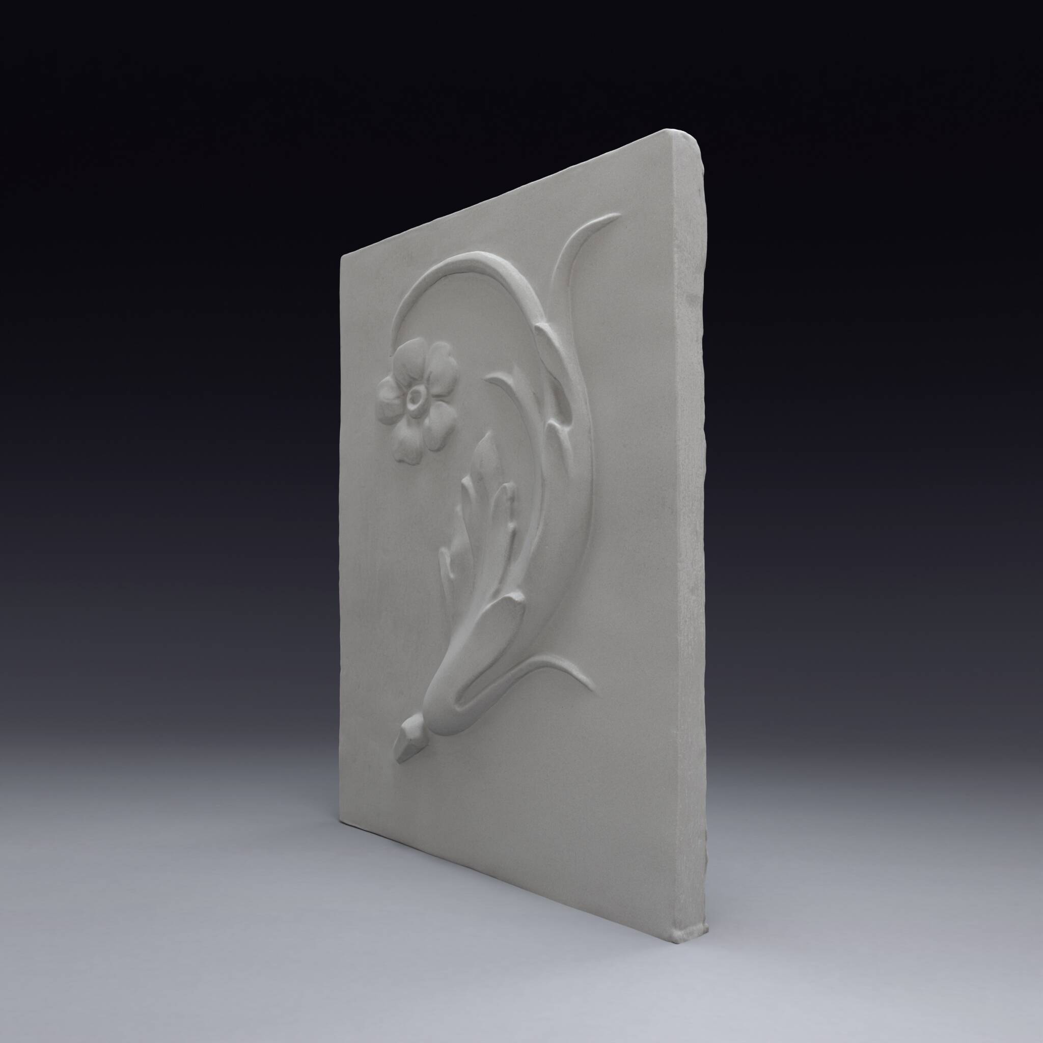 Bas-relief en plâtre d'une feuille d'acanthe avec une fleur.