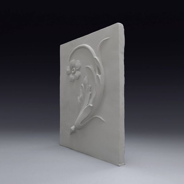 Bas-relief en plâtre d'une feuille d'acanthe avec une fleur.
