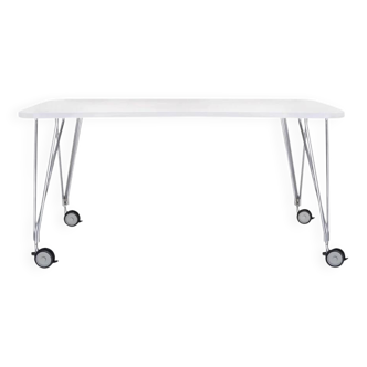 Max table by Kartell