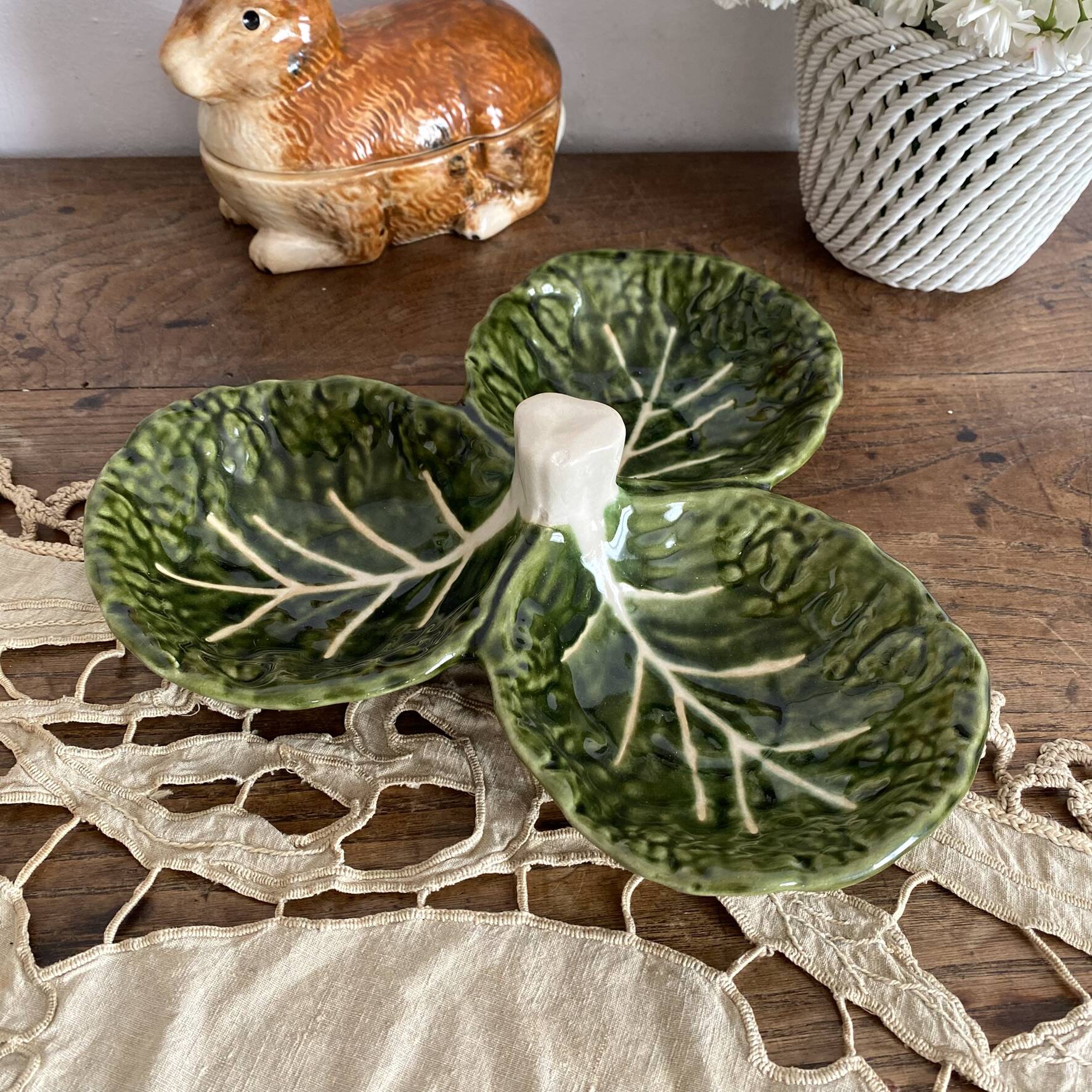 Plat serviteur en barbotine feuilles de chou