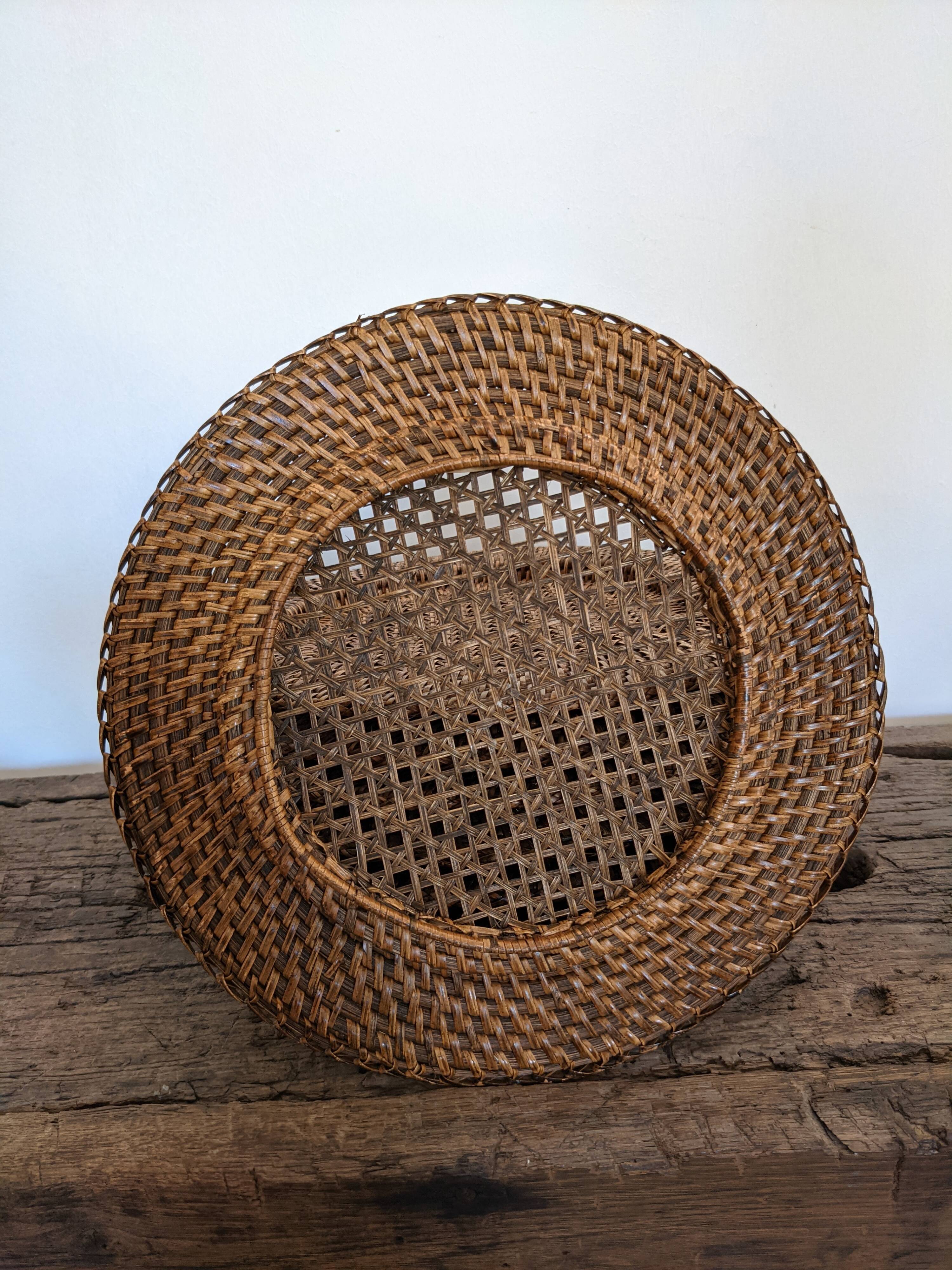Set of 7 presentation plates in wicker rattan cannage