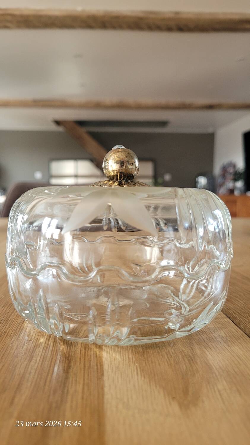 Transparent glass bonbonnière