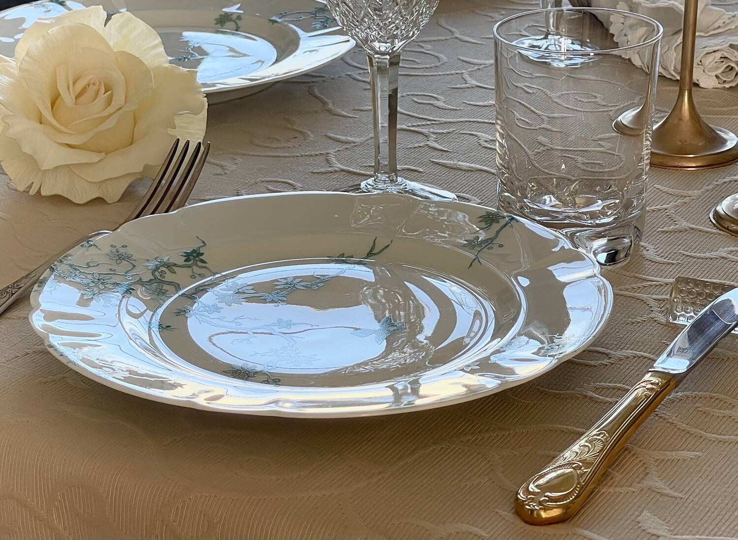 8 Haviland Limoges dinner plates.