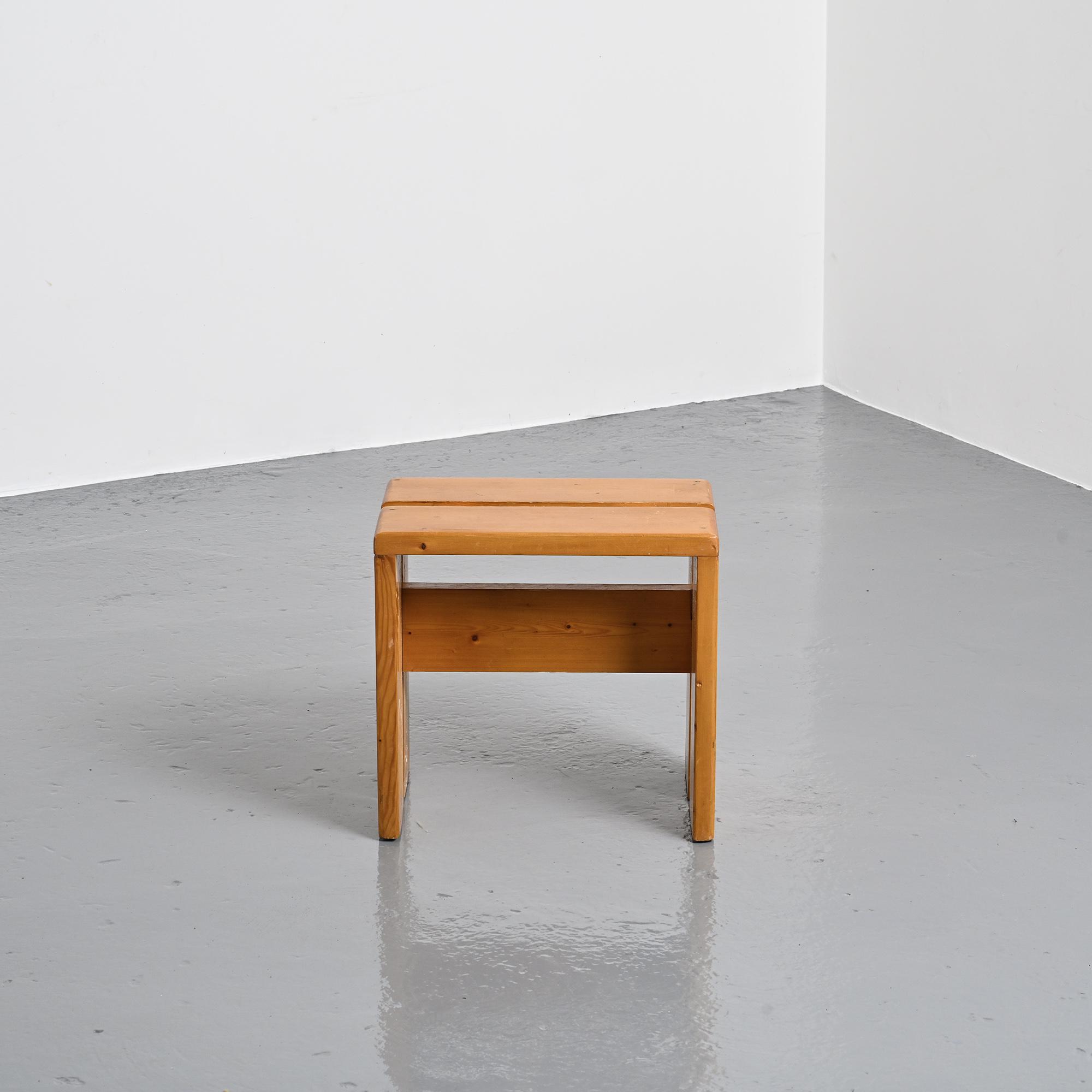 Solid pine stool Les Arcs.