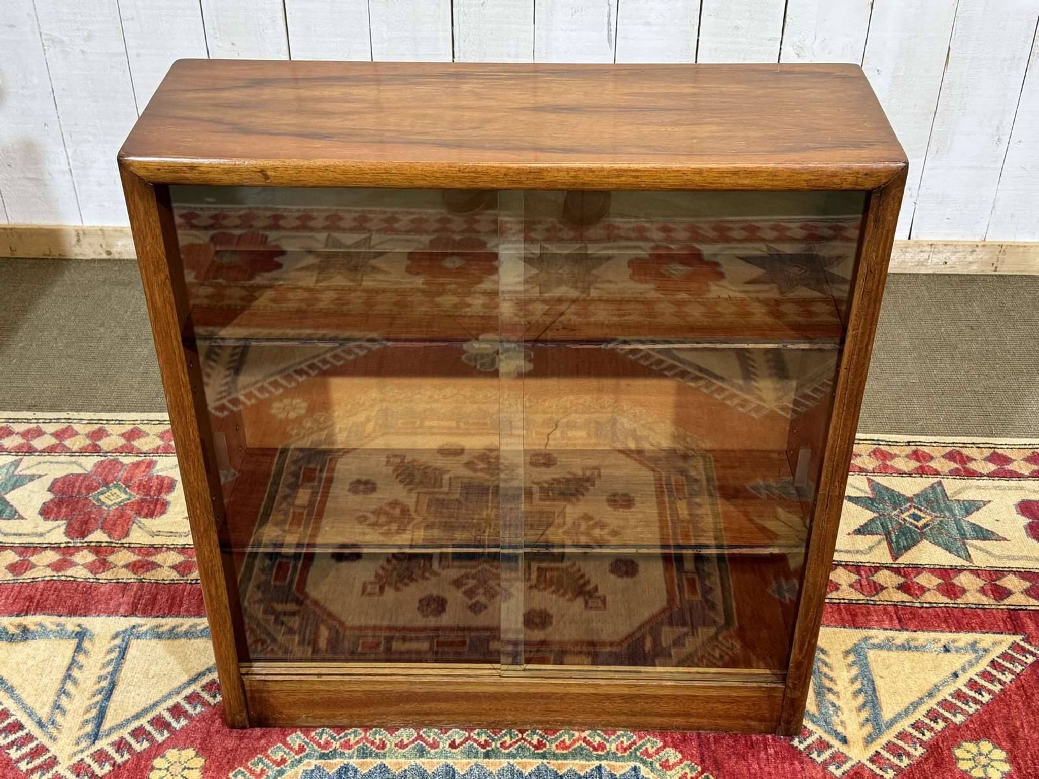 Vitrine anglaise en noyer des années 1970
