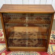 Vitrine anglaise en noyer des années 1970