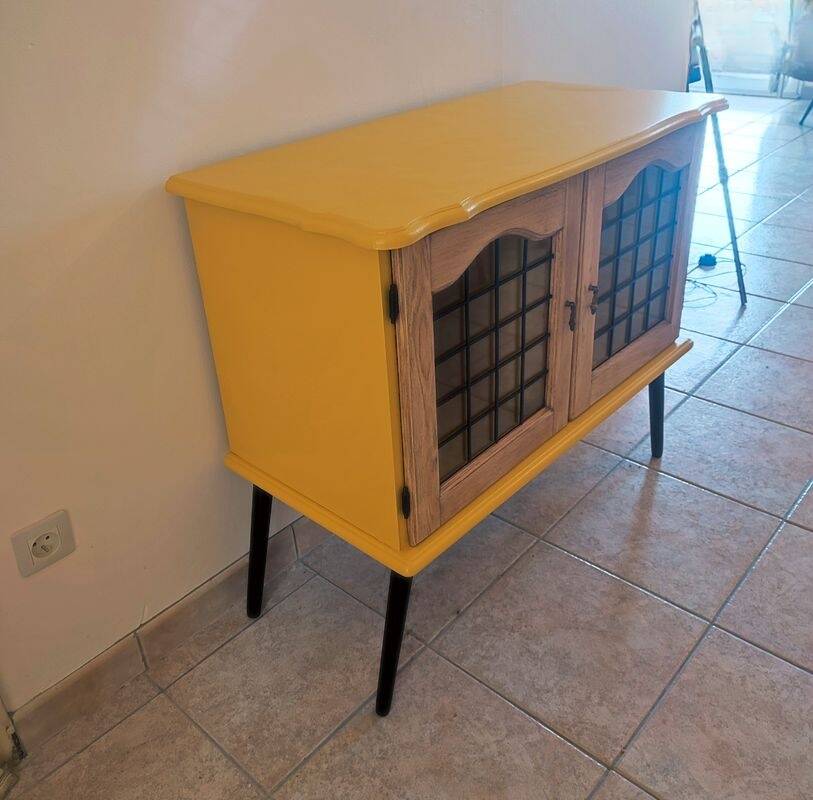 Joli petit buffet vintage jaune et noir avec portes vitrées