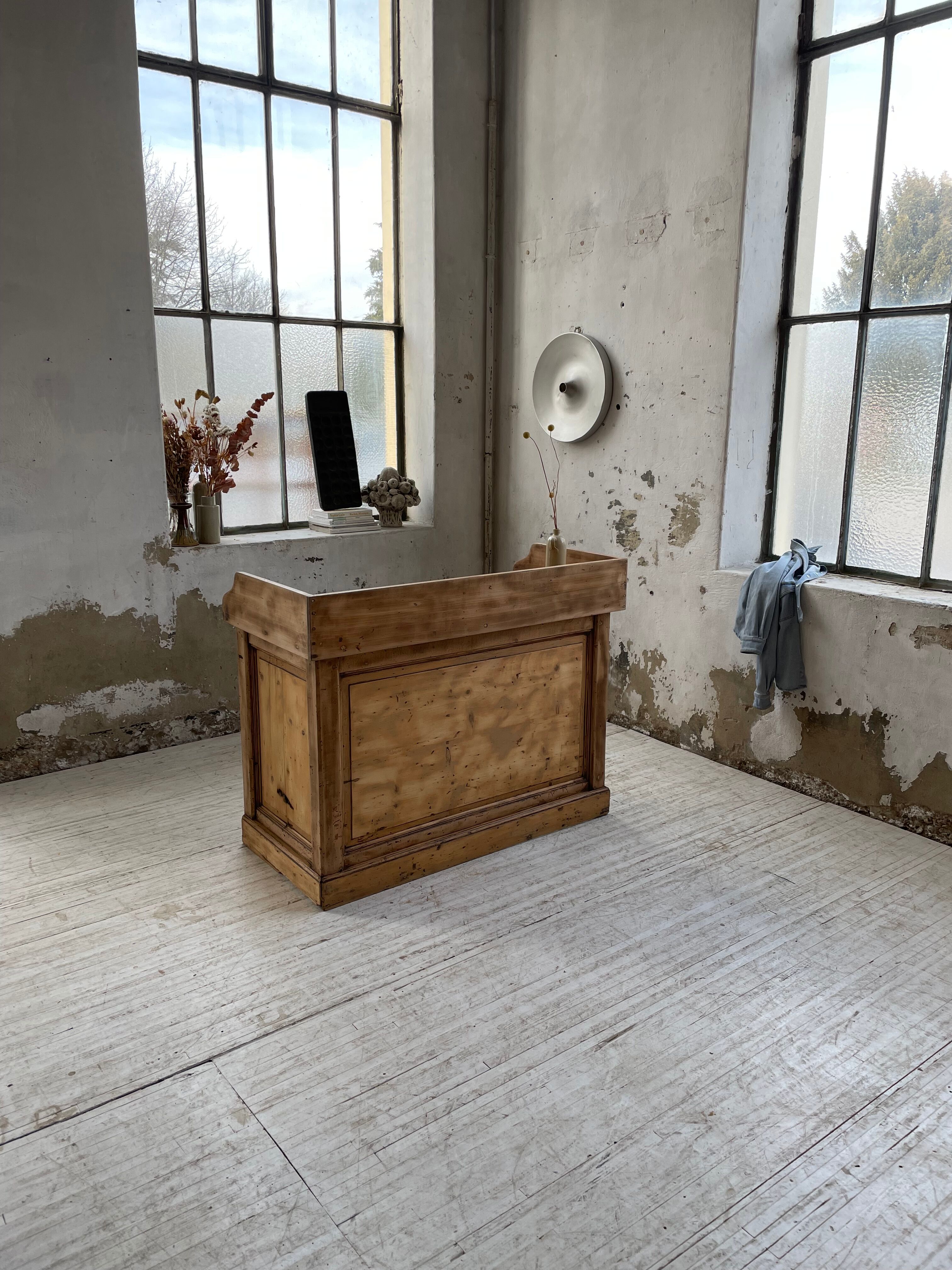 Trading counter central island pine