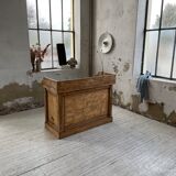 Trading counter central island pine