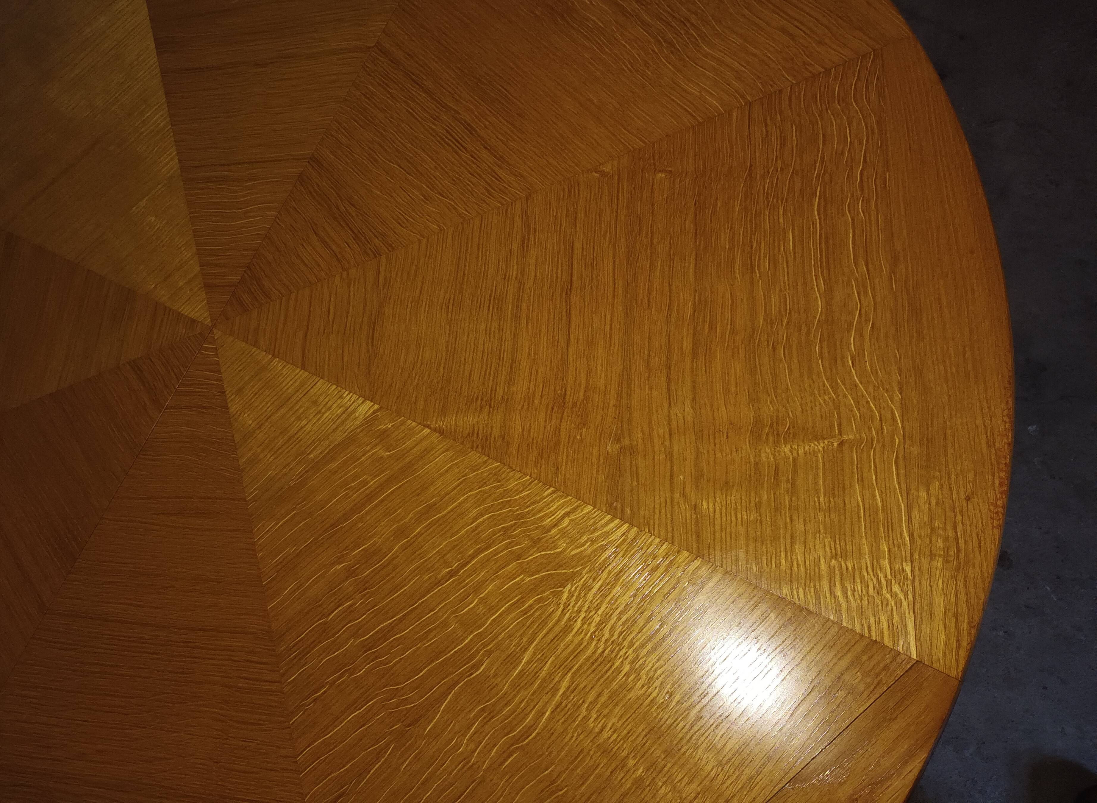 Table ronde a 2 allonges en chene clair des années 50