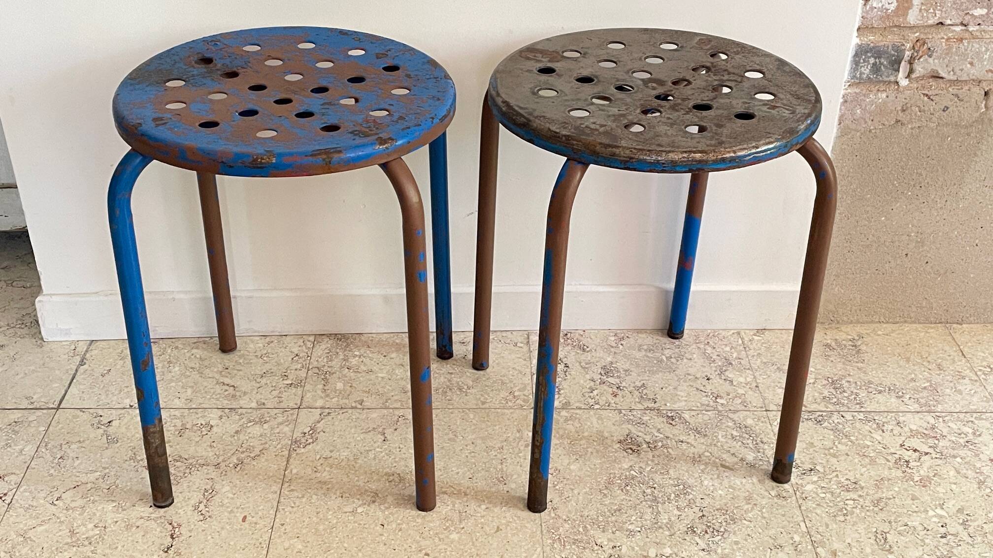 Tabouret industriel acier patine bleue & chocolat vintage
