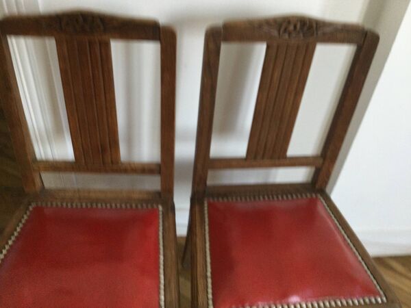 2 chaises vintage en bois et simili cuir rouge