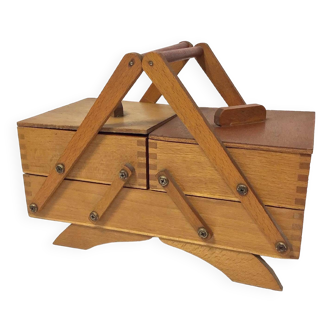 Petite travailleuse en bois vintage