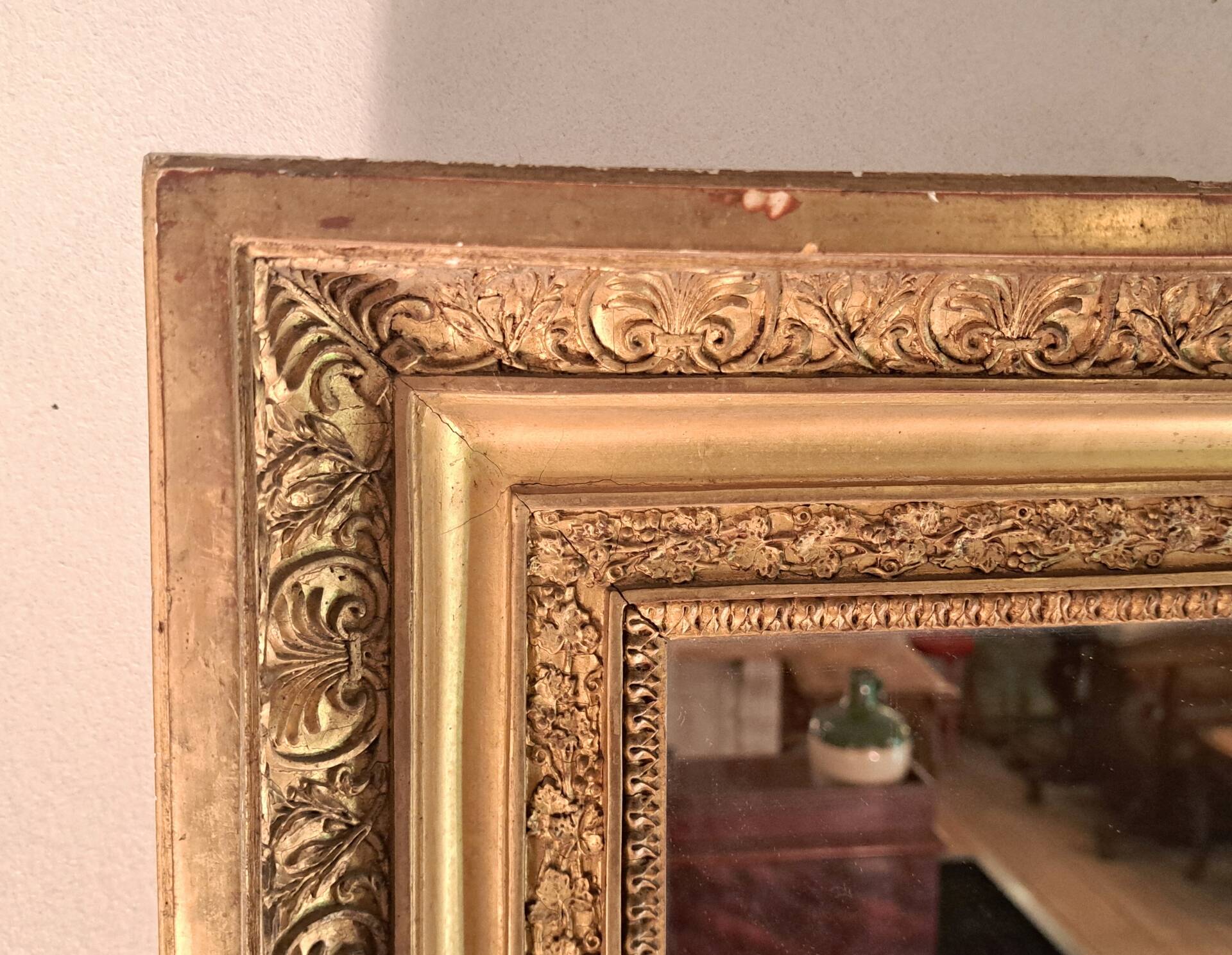 Miroir époque Restauration en bois doré à la feuille